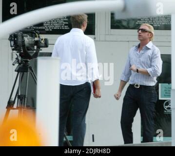 Boris Becker macht ein Fernsehstück für das deutsche Fernsehen in der Miami American Airlines Arena. Das Tennis-Ass musste immer wieder die Stufen rauf und runter laufen, um seinen Schuss zu machen, 10/31/06 Stockfoto