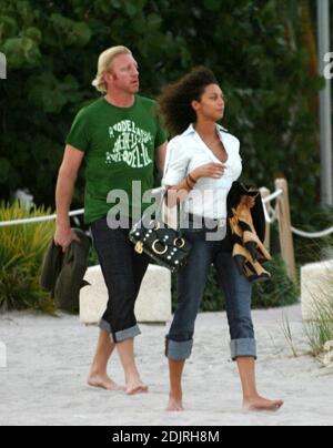 Boris Becker und Sharlly Kerssenberg gehen barfuß bei Sonnenuntergang am Miami Beach. Das Tennis-Ass ging in die Brandung und posierte auf einem Rettungsschwimmerstand für deutsches Fernsehen. Sharlly beobachtete bewundernd und machte Fotos von ihrem Mann und verglich sie mit den Aufnahmen ihrer Freundin. Boris schien unbequem, mit Sharllely fotografiert zu werden, während sie auf mehr seiner Aufmerksamkeit zu hoffen schien, 10/31/06 Stockfoto