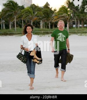 Boris Becker und Sharlly Kerssenberg gehen barfuß bei Sonnenuntergang am Miami Beach. Das Tennis-Ass ging in die Brandung und posierte auf einem Rettungsschwimmerstand für deutsches Fernsehen. Sharlly beobachtete bewundernd und machte Fotos von ihrem Mann und verglich sie mit den Aufnahmen ihrer Freundin. Boris schien unbequem, mit Sharllely fotografiert zu werden, während sie auf mehr seiner Aufmerksamkeit zu hoffen schien, 10/31/06 Stockfoto