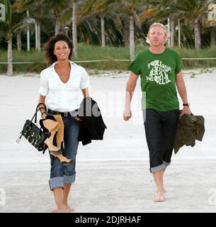 Boris Becker und Sharlly Kerssenberg gehen barfuß bei Sonnenuntergang am Miami Beach. Das Tennis-Ass ging in die Brandung und posierte auf einem Rettungsschwimmerstand für deutsches Fernsehen. Sharlly beobachtete bewundernd und machte Fotos von ihrem Mann und verglich sie mit den Aufnahmen ihrer Freundin. Boris schien unbequem, mit Sharllely fotografiert zu werden, während sie auf mehr seiner Aufmerksamkeit zu hoffen schien, 10/31/06 Stockfoto