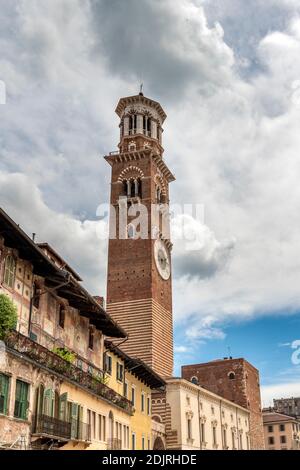 Verona, Provinz Verona, Venetien, Italien. Der Torre dei Lamberti auf der Piazza delle Erbe in Verona Stockfoto