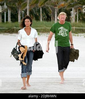 Boris Becker und Sharlly Kerssenberg gehen barfuß bei Sonnenuntergang am Miami Beach. Das Tennis-Ass ging in die Brandung und posierte auf einem Rettungsschwimmerstand für deutsches Fernsehen. Sharlly beobachtete bewundernd und machte Fotos von ihrem Mann und verglich sie mit den Aufnahmen ihrer Freundin. Boris schien unbequem, mit Sharllely fotografiert zu werden, während sie auf mehr seiner Aufmerksamkeit zu hoffen schien, 10/31/06 Stockfoto