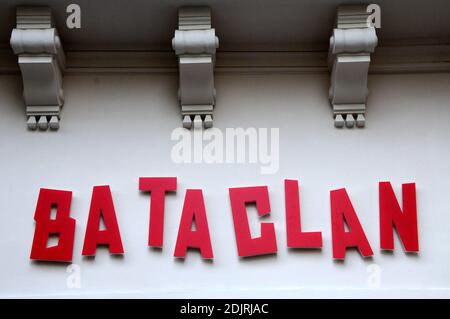 Ein Bild, das am 28. Oktober 2016 in Paris aufgenommen wurde, zeigt einen neuen Schriftzug auf der Fassade des Konzertsaals von Bataclan, eines der Ziele der Terroranschläge vom 13. November 2015, bei denen 130 Menschen getötet und weitere 413 verletzt wurden. Am 16. November wird die Bataclan-Konzerthalle mit einem Konzert des britischen Musikers Peter Doherty wieder eröffnet. Foto von Alain Apaydin/ABACAPRESS.COM Stockfoto