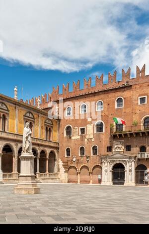 Verona, Provinz Verona, Venetien, Italien. Die Statue von Dante auf der Piazza dei Signori in Verona Stockfoto