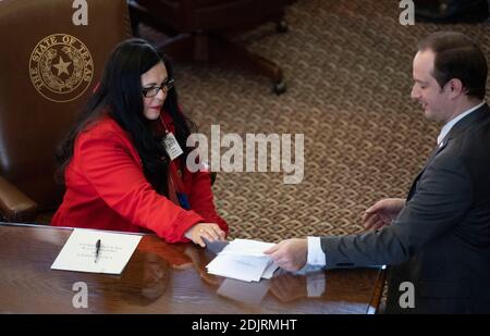 Austin, Texas, USA. Dezember 2020. Die Sekretärin und Wählerin Naomi Narvaiz von San Marcos zählt Stimmzettel, während die texanischen Präsidentschaftswahlleiter bei der Wahl des Wahlkollegs am Montagnachmittag in der Kammer des Repräsentantenhauses Stimmzettel für Präsident Donald Trump abgegeben haben. Wie erwartet, gingen alle 38 Texas-Stimmen an den Präsidenten und den Vizepräsidenten. Kredit: Bob Daemmrich/Alamy Live Nachrichten Stockfoto