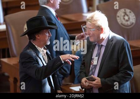 Austin, Texas, USA. Dezember 2020. Kurfürst Richard Hall (l) trägt keine Maske, während er mit seinem Wahlkollegen Harry Zenner spricht, der einen Gesichtsschutz gemäß COVID-19-Protokollen trägt. Die Wähler des texanischen Präsidenten haben bei der Wahl des Wahlkollegs am Montagnachmittag im Repräsentantenhaus die Stimmzettel für Präsident Donald Trump abgegeben. Wie erwartet, gingen alle 38 Texas-Stimmen an den Präsidenten und den Vizepräsidenten. Kredit: Bob Daemmrich/Alamy Live Nachrichten Stockfoto