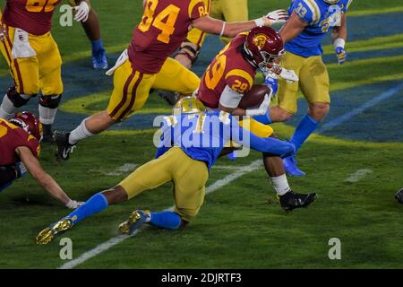 Südkalifornien Trojaner laufen zurück Vavae Malepeai (29) läuft mit dem Ball während eines NCAA Fußballspiel gegen die UCLA Bruins, Samstag, Decemb Stockfoto