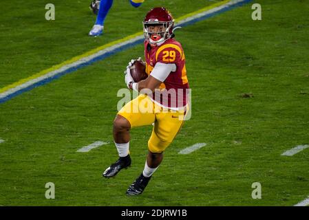 Südkalifornien Trojaner laufen zurück Vavae Malepeai (29) läuft mit dem Ball während eines NCAA Fußballspiel gegen die UCLA Bruins, Samstag, Decemb Stockfoto