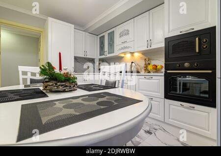Weiße Küche im klassischen Stil kurz vor Weihnachten Stockfoto