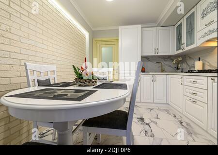 Weiße Küche im klassischen Stil kurz vor Weihnachten Stockfoto