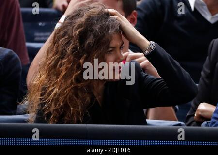 Noura El Swekh beobachtet, wie ihr Freund Jo-Wilfried Tsonga am 4. November 2016 beim BNP Paribas Tennis Masters Paris 2016 in der AccorHotels Arena, Paris, Frankreich, im Finale 1/4 spielt. Foto von Henri Szwarc/ABACAPRESS.COM Stockfoto