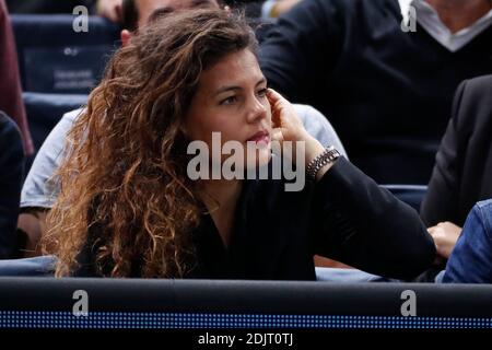 Noura El Swekh beobachtet, wie ihr Freund Jo-Wilfried Tsonga am 4. November 2016 beim BNP Paribas Tennis Masters Paris 2016 in der AccorHotels Arena, Paris, Frankreich, im Finale 1/4 spielt. Foto von Henri Szwarc/ABACAPRESS.COM Stockfoto