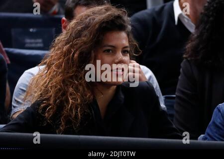 Noura El Swekh beobachtet, wie ihr Freund Jo-Wilfried Tsonga am 4. November 2016 beim BNP Paribas Tennis Masters Paris 2016 in der AccorHotels Arena, Paris, Frankreich, im Finale 1/4 spielt. Foto von Henri Szwarc/ABACAPRESS.COM Stockfoto