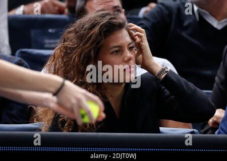 Noura El Swekh beobachtet, wie ihr Freund Jo-Wilfried Tsonga am 4. November 2016 beim BNP Paribas Tennis Masters Paris 2016 in der AccorHotels Arena, Paris, Frankreich, im Finale 1/4 spielt. Foto von Henri Szwarc/ABACAPRESS.COM Stockfoto