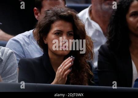 Noura El Swekh beobachtet, wie ihr Freund Jo-Wilfried Tsonga am 4. November 2016 beim BNP Paribas Tennis Masters Paris 2016 in der AccorHotels Arena, Paris, Frankreich, im Finale 1/4 spielt. Foto von Henri Szwarc/ABACAPRESS.COM Stockfoto