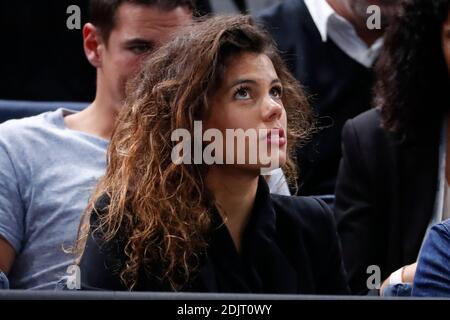 Noura El Swekh beobachtet, wie ihr Freund Jo-Wilfried Tsonga am 4. November 2016 beim BNP Paribas Tennis Masters Paris 2016 in der AccorHotels Arena, Paris, Frankreich, im Finale 1/4 spielt. Foto von Henri Szwarc/ABACAPRESS.COM Stockfoto