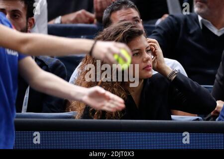 Noura El Swekh beobachtet, wie ihr Freund Jo-Wilfried Tsonga am 4. November 2016 beim BNP Paribas Tennis Masters Paris 2016 in der AccorHotels Arena, Paris, Frankreich, im Finale 1/4 spielt. Foto von Henri Szwarc/ABACAPRESS.COM Stockfoto