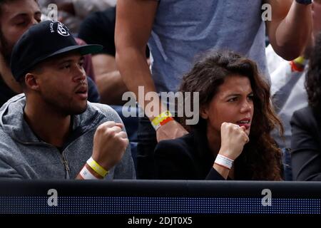 Noura El Swekh beobachtet, wie ihr Freund Jo-Wilfried Tsonga am 4. November 2016 beim BNP Paribas Tennis Masters Paris 2016 in der AccorHotels Arena, Paris, Frankreich, im Finale 1/4 spielt. Foto von Henri Szwarc/ABACAPRESS.COM Stockfoto