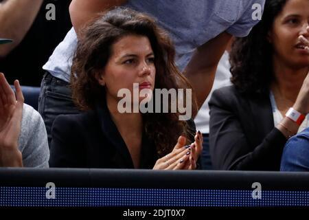 Noura El Swekh beobachtet, wie ihr Freund Jo-Wilfried Tsonga am 4. November 2016 beim BNP Paribas Tennis Masters Paris 2016 in der AccorHotels Arena, Paris, Frankreich, im Finale 1/4 spielt. Foto von Henri Szwarc/ABACAPRESS.COM Stockfoto