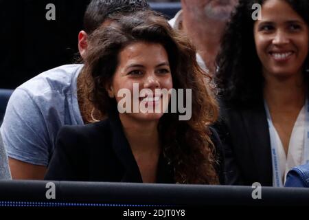 Noura El Swekh beobachtet, wie ihr Freund Jo-Wilfried Tsonga am 4. November 2016 beim BNP Paribas Tennis Masters Paris 2016 in der AccorHotels Arena, Paris, Frankreich, im Finale 1/4 spielt. Foto von Henri Szwarc/ABACAPRESS.COM Stockfoto