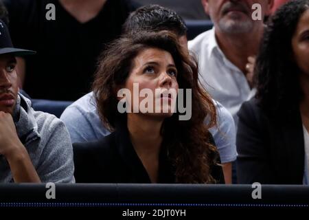 Noura El Swekh beobachtet, wie ihr Freund Jo-Wilfried Tsonga am 4. November 2016 beim BNP Paribas Tennis Masters Paris 2016 in der AccorHotels Arena, Paris, Frankreich, im Finale 1/4 spielt. Foto von Henri Szwarc/ABACAPRESS.COM Stockfoto