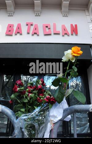 Ein Bild, das am 6. November 2016 in Paris aufgenommen wurde, zeigt einen neuen Schriftzug auf der Fassade des Konzertsaals von Bataclan, eines der Ziele der Terroranschläge vom 13. November 2015, bei denen 130 Menschen getötet und weitere 413 verletzt wurden. Am 16. November wird die Bataclan-Konzerthalle mit einem Konzert des britischen Musikers Peter Doherty wieder eröffnet. Foto von Alain Apaydin/ABACAPRESS.COM Stockfoto