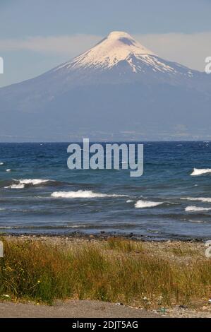 Südamerika, Chile, X Region, Puerto Octay, Lake Llanquihue mit Blick auf den Vulkan Osorno Stockfoto