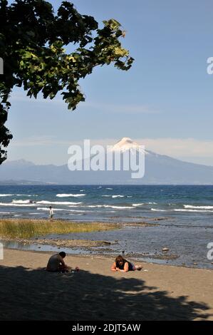 Südamerika, Chile, X Region, Puerto Octay, Lake Llanquihue mit Blick auf den Vulkan Osorno Stockfoto