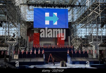 Eine Ansicht der Vorbereitungen, die für das Wahlnächteereignis der demokratischen Präsidentschaftskandidatin Hillary Clinton im Jacob K. Javits Convention Center am 7. November 2016 in New York City getroffen werden. Foto von Olivier Douliery/Abaca Stockfoto