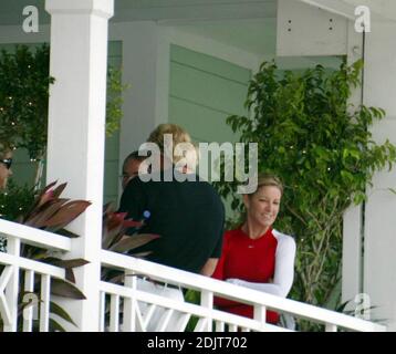 Chris Evert und Greg Norman hängen zusammen im Clubhaus des Chris Evert/Raymond James Pro-Celebrity Tennis Classic, Delray Beach, Florida. 11/06/06 Stockfoto