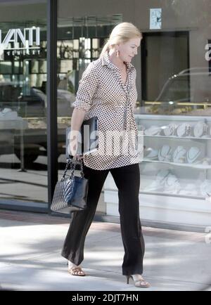 Shannon Tweed, Gene Simmons Vorzeigefrau, verlässt das Büro eines plastischen Chirurgen in Beverly Hills, ca. 11/9/06 Stockfoto