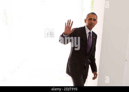 US-Präsident Barack Obama geht von der Kolonnade im Weißen Haus Washington, DC zum Oval Office, 8. November 2016.USA Präsident Barack Obama spaziert die Kolonnade im Weißen Haus Washington, DC zum Oval Office, 8. November 2016. Foto von ABACAPRESS.COM Stockfoto
