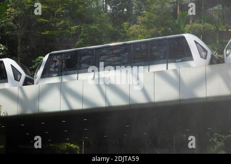 Singapur - 21. Oktober 2019: Skytrain im Transit, Singapur International Airport, Jewel Changi Airport Gebäude. Stockfoto