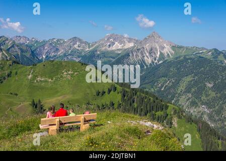 Österreich, Tirol, Tannheimer Tal, Graen, Wanderhotel, Hotel Lumberger Hof, Blick vom Neunerköpfle, Wandern mit Kindern Stockfoto