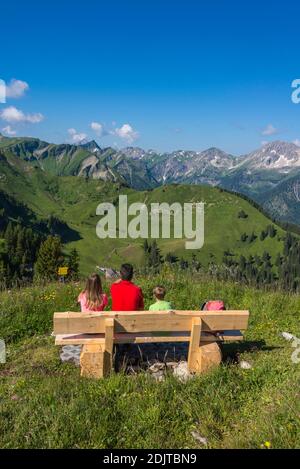 Österreich, Tirol, Tannheimer Tal, Graen, Wanderhotel, Hotel Lumberger Hof, Blick vom Neunerköpfle, Wandern mit Kindern Stockfoto