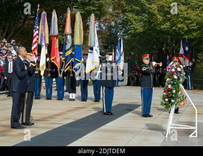 US-Präsident Barack Obama, links, Und US Army Major General Bradley A. Becker, Commander, US Army Military District of Washington, links in der Mitte, stehen in der Aufmerksamkeit, während ein Bugler "Taps" während einer Kranzniederlegung am Grab des unbekannten Soldaten auf dem Arlington National Cemetery in Arlington, Virginia am Veteran's Day, Freitag, 11. November 2016, bläst. Foto von Ron Sachs/Pool/ABACAPRESS.COM Stockfoto