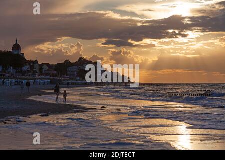 Europa, Deutschland, Mecklenburg-Vorpommern, Kühlungsborn, Ostsee, Strand, Abend, Dämmerung Stockfoto