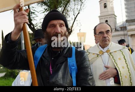 Französischer Kardinal Philippe Barbarin leds eine Prozession mit Hunderten von sozial ausgegrenzten Personen vor dem Heiligen Paulus vor der Basilika in Rom, Italien am 12. November 2016. Mehr als 6000 Menschen, Männer und Frauen aus verschiedenen europäischen Nationen, die auf der Straße gelebt haben oder auch jetzt leben, gingen nach Rom, um am Jubeljahr für sozial ausgegrenzte Personen teilzunehmen. Das Jubiläum umfasste nicht nur Obdachlose, sondern auch benachteiligte und in Armut lebende Menschen. Die Veranstaltung wurde mit Hilfe von 'Fratello' ermöglicht, einem Verein, der Veranstaltungen mit und für p organisiert und veranstaltet Stockfoto