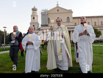 Französischer Kardinal Philippe Barbarin leds eine Prozession mit Hunderten von sozial ausgegrenzten Personen vor dem Heiligen Paulus vor der Basilika in Rom, Italien am 12. November 2016. Mehr als 6000 Menschen, Männer und Frauen aus verschiedenen europäischen Nationen, die auf der Straße gelebt haben oder auch jetzt leben, gingen nach Rom, um am Jubeljahr für sozial ausgegrenzte Personen teilzunehmen. Das Jubiläum umfasste nicht nur Obdachlose, sondern auch benachteiligte und in Armut lebende Menschen. Die Veranstaltung wurde mit Hilfe von 'Fratello' ermöglicht, einem Verein, der Veranstaltungen mit und für p organisiert und veranstaltet Stockfoto