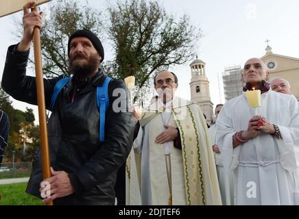 Französischer Kardinal Philippe Barbarin leds eine Prozession mit Hunderten von sozial ausgegrenzten Personen vor dem Heiligen Paulus vor der Basilika in Rom, Italien am 12. November 2016. Mehr als 6000 Menschen, Männer und Frauen aus verschiedenen europäischen Nationen, die auf der Straße gelebt haben oder auch jetzt leben, gingen nach Rom, um am Jubeljahr für sozial ausgegrenzte Personen teilzunehmen. Das Jubiläum umfasste nicht nur Obdachlose, sondern auch benachteiligte und in Armut lebende Menschen. Die Veranstaltung wurde mit Hilfe von 'Fratello' ermöglicht, einem Verein, der Veranstaltungen mit und für p organisiert und veranstaltet Stockfoto