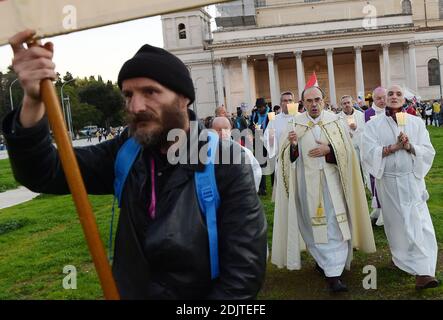 Französischer Kardinal Philippe Barbarin leds eine Prozession mit Hunderten von sozial ausgegrenzten Personen vor dem Heiligen Paulus vor der Basilika in Rom, Italien am 12. November 2016. Mehr als 6000 Menschen, Männer und Frauen aus verschiedenen europäischen Nationen, die auf der Straße gelebt haben oder auch jetzt leben, gingen nach Rom, um am Jubeljahr für sozial ausgegrenzte Personen teilzunehmen. Das Jubiläum umfasste nicht nur Obdachlose, sondern auch benachteiligte und in Armut lebende Menschen. Die Veranstaltung wurde mit Hilfe von 'Fratello' ermöglicht, einem Verein, der Veranstaltungen mit und für p organisiert und veranstaltet Stockfoto