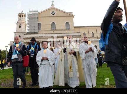 Französischer Kardinal Philippe Barbarin leds eine Prozession mit Hunderten von sozial ausgegrenzten Personen vor dem Heiligen Paulus vor der Basilika in Rom, Italien am 12. November 2016. Mehr als 6000 Menschen, Männer und Frauen aus verschiedenen europäischen Nationen, die auf der Straße gelebt haben oder auch jetzt leben, gingen nach Rom, um am Jubeljahr für sozial ausgegrenzte Personen teilzunehmen. Das Jubiläum umfasste nicht nur Obdachlose, sondern auch benachteiligte und in Armut lebende Menschen. Die Veranstaltung wurde mit Hilfe von 'Fratello' ermöglicht, einem Verein, der Veranstaltungen mit und für p organisiert und veranstaltet Stockfoto