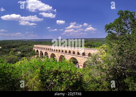 Die Pont du Gard an einem schönen Sommernachmittag von oben gesehen, Südfrankreich Stockfoto