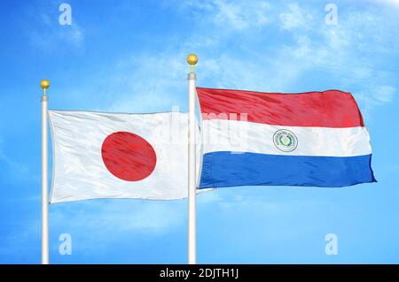 Japan und Paraguay zwei Flaggen auf Fahnenmasten und blau bewölkt Himmel Stockfoto