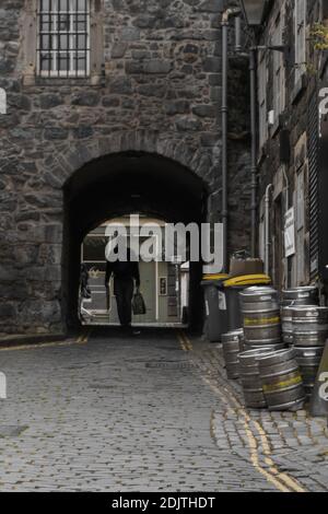 Mann, der durch den Tunnel in der Gasse in edinburgh läuft Stockfoto