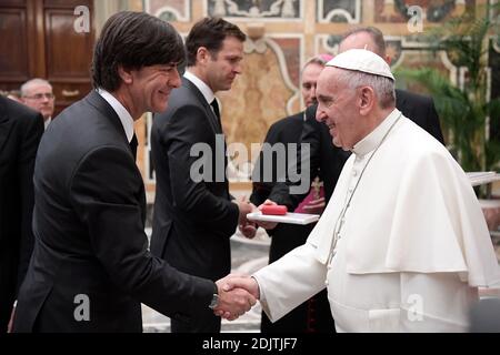 Die deutsche Fußballnationalmannschaft trifft Papst Franziskus am 14. November 2016 bei einer privaten Audienz im Vatikan. Weltmeister Deutschland unter der Führung von Trainer Joachim Loew (LINKS) reiste nach Italien für einen freundlichen International. Der Papst ist als Fußballfan bekannt und Ehrenmitglied des deutschen Zweitligisten-Clubs 1860 München. Foto von ABACAPRESS.COM Stockfoto