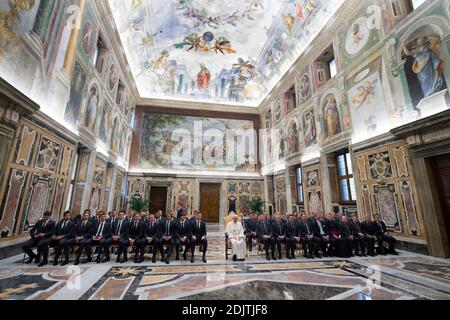 Die deutsche Fußballnationalmannschaft trifft Papst Franziskus am 14. November 2016 bei einer privaten Audienz im Vatikan. Weltmeister Deutschland unter der Führung von Trainer Joachim Loew reiste nach Italien für einen freundlichen International. Der Papst ist als Fußballfan bekannt und Ehrenmitglied des deutschen Zweitligisten-Clubs 1860 München. Foto von ABACAPRESS.COM Stockfoto