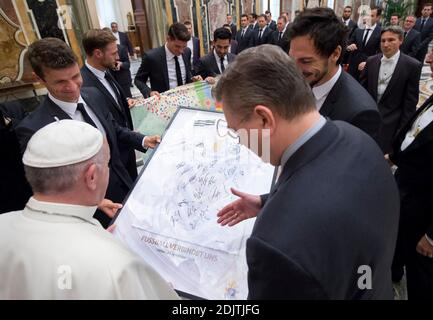 Die deutsche Fußballnationalmannschaft trifft Papst Franziskus am 14. November 2016 bei einer privaten Audienz im Vatikan. Weltmeister Deutschland unter der Führung von Trainer Joachim Loew reiste nach Italien für einen freundlichen International. Der Papst ist als Fußballfan bekannt und Ehrenmitglied des deutschen Zweitligisten-Clubs 1860 München. Foto von ABACAPRESS.COM Stockfoto