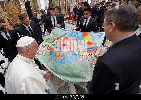 Die deutsche Fußballnationalmannschaft trifft Papst Franziskus am 14. November 2016 bei einer privaten Audienz im Vatikan. Weltmeister Deutschland unter der Führung von Trainer Joachim Loew reiste nach Italien für einen freundlichen International. Der Papst ist als Fußballfan bekannt und Ehrenmitglied des deutschen Zweitligisten-Clubs 1860 München. Foto von ABACAPRESS.COM Stockfoto