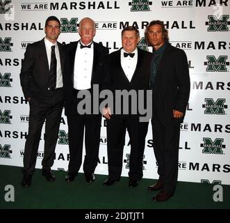 Schauspieler Matthew Fox, links, ehemaliger Marshall-Trainer Red Dawson, ehemaliger Marshall-Cheftrainer Jack Lengyel und Schauspieler Matthew McConaughey haben während der Premiere von "We Are Marshall" Dienstag, 12. Dezember 2006 vor dem historischen Keith-Albee Theater, Huntington, West Virginia, eine Fotoaufnahme auf dem grünen Teppich aufgestellt. Stockfoto